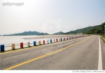 MBRF22030132 | 게티이미지코리아 | 갯벌 해안도로, 신안군 증도면 Royalty-Free 이미지