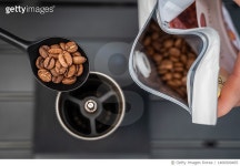 1466900465 | 게티이미지코리아 | Cropped shot of barista while adding coffee beans into manual coffee grinder. Royalty-Free 이미지