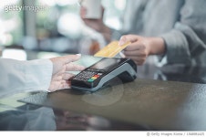 1568981425 | 게티이미지코리아 | Womans hand paying bill with credit card on card machine in a cafe Royalty-Free 이미지