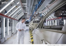 152885723 | 게티이미지코리아 | Worker inspecting car body in car factory Royalty-Free 이미지