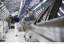 152885729 | 게티이미지코리아 | Worker inspecting car body in car factory Royalty-Free 이미지