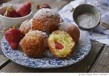656308619 | 게티이미지코리아 | Plate of strawberry donuts Royalty-Free 이미지