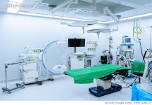 MBRF25003172 | 게티이미지코리아 | 수술실 의료기 병원 수술대 Royalty-Free 이미지