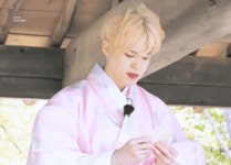 세상 진지하게 누룽지 한입 하시는 꽃도령 - 방탄소년단(BTS) 카테고리