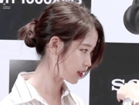 전체 게시판 - 내 기준 아이유 짤들중에 가장 설레는 눈빛 짤.gif
