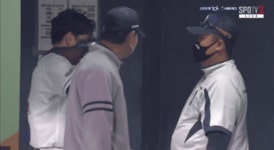 용병이 자꾸 도리도리해서 답답한(짜증난) 포수와 달래주는 코치 - 국내야구 카테고리