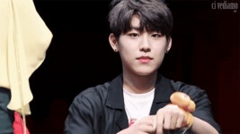 데뷔 후 첫팬싸날 우진이 움짤 모음 (많음 주의) - 박우진 카테고리