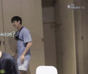 어때써여 물어보고 안경 꺼내서 쓰는 웅이 - 허웅 카테고리