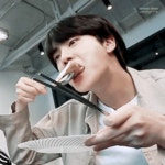 오물오물 옴뇸뇸 맛있게 먹는 석지니ㅋㅋㅋ - 진(BTS) 카테고리