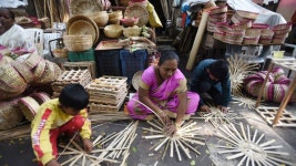 Pune: Workers make bamboo baskets for Navratri celebrations | City - Times of India Videos