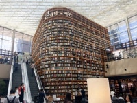 코엑스몰에 이색 공간 등장…5만여권 갖춘 ‘열린 도서관’ 북적 - TENANT news