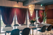 서울 강남역에 꽃으로 가득 채워진 와인 양조장이 화제다 - TENANT news