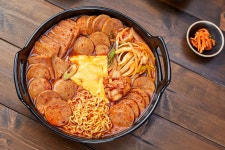 [푸드어셈블] 부대찌개 밀키트(2인) - 현대식품관 [푸드어셈블] 부대찌개 밀키트(2인)
