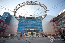 Hyundai IPARK Mall (현대 아이파크몰) - 관광지랭킹