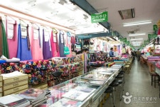 Dongdaemun Shopping Complex (Hanbok Shops) (동대문종합시장 한복상가) - Korea Tour Ranking