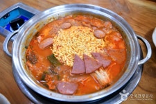 비행장 정문 부대찌개 (2026) - 전북특별자치도 군산시 가볼만한곳 - 관광지랭킹
