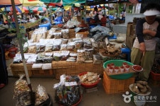 Hadong Hwagae Market (하동 화개장터) - 관광지랭킹