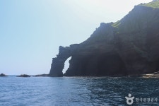 Dongnimmunbawi Rock [Ullengdo & Dokdo National Geopark] (독립문바위 (울릉도, 독도 국가지질공원)) - Korea Tour Ranking