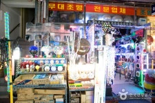 Gukje Market Lighting Street (국제시장 조명의 거리) - Korea Tour Ranking