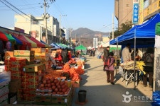 Yongmun Millennium Market / Yongmun Traditional Market (days ending in 5 and 10) (용문천년시장 / 용문전통시장 (5, 10일)... 