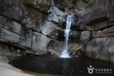 Gangwon Yongchupokpo Falls (무릉계곡 용추폭포(강원)) - 관광지랭킹