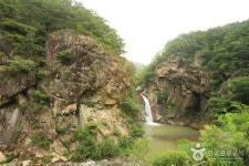 Sambuyeonpokpo Falls [National Geopark] (삼부연폭포 (한탄강 국가지질공원)) - 관광지랭킹