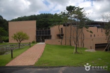 Cheongyang Daracgol Julmudeom Holy Site (청양 다락골 줄무덤 성지) - Korea Tour Ranking