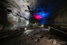 Manjanggul Lava Tube [National Geopark] (만장굴 (제주도 국가지질공원)) - Korea Tour Ranking