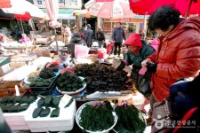 Gijang Market (부산 기장시장) - 관광지랭킹