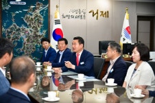 소통참여 > 거제미디어 > 보도자료 > 거제연초농협-부산녹산농협, 각 300만원 고향사랑기부 | 거제시청