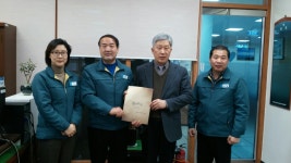 면동 > 장평동 > 열린마당 > 마을 이모저모 > 열린교회, 환경미화원 격려품 전달 | 거제시청