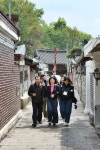 전주 이야기 > 여행갤러리 | 한옥마을 골목투어중인 관광객과 해설사 글보기 비짓전주