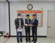 중앙동지역사회보장협의체, 명태어장 여주점에 감사패 전달