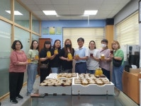 시흥시 송운중학교 학부모회, 관내 경로당 16곳에 후원품 전달