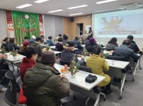 수원시 권선구치매안심센터, 치매 어르신 대상 미니 트리 만들기 송년 행사 열어