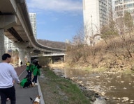 용인특례시 상하동 주민자치위원회, 상하천 EM흙공 던지기 봉사활동 열어