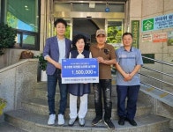 순천시 농산물도매시장 중도매인협회, 저전동 노인의 날 성금 150만원 후원 순천시 농산물도매시장 중도매인협회, 저전동 노인의 날 성금... 