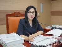 아산시의회 김은아 의원, “교복비 지원 방식, 학생과 학부모의 선택권 보장 필요” 아산시의회 김은아 의원,  “교복비 지원 방식, 학생과... 