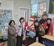 오산시 초평동 지역사회보장협의체, 양문지역아동센터에 산타와 옛날 오산이야기 선물