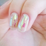 yeo2nail_(sy1031)님의 스타일       | 각도에따라 색깔이 달라지는 유리조각네일!보통 필름사서 일일이자르고 베이스 안마른채로 접착제... 