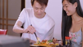 젊은 아시아 부부는 스시 레스토랑에 앉아-갓 만든 초밥을 먹고 무비클립, 동영상, 영상,HD 영상, HD 비디오, HD 비디오클립. 무비클립... 