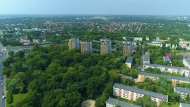 우치(Lodz)의 파크 시엘란카(Park Sielanka)에 있는 건물의 공중 전망 무비클립, 동영상, 영상,HD 영상, HD 비디오, HD 비디오클립.... 