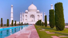 인기 있는 관광 명소를 방문하는 관광객. 무비클립... 2022: Taj Mahal, Agra, India. 인기 있는 관광 명소를 방문하는 관광객.