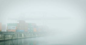 스트라스부르, 프랑스 - 경 2016 : 산업 포트 컨테이너 터미널로드 작업 및 진정 운하 물 안개가 하루에 바다 컨테이너를 하역 무비클립... 