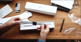 파리, 프랑스 -1818 년경 : POV 남자 unboxing 최신 애플 시계 시리즈 3 GPS LTE smartwatch 웨어러블 컴퓨터 - 시계 본체에서 플라스틱... 