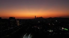 일몰의 반짝이는 산티아고 시 실루엣. 조감도. 저녁 황혼. 블루 아워. 라스 콘데스 코뮌. 칠레. 무비클립, 동영상, 영상,HD 영상, HD 비디오... 