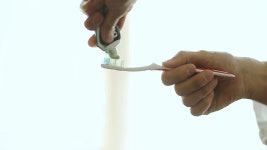 슬로우 모션에서 칫 솔에 녹색 치약을 압박하는 손 무비클립, 동영상, 영상,HD 영상, HD 비디오, HD 비디오클립. 무비클립 80221463