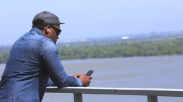 선글라스를 낀 현대 청년은 전화를 통해 노래를 듣고 고개를 흔드는 뉴스를 훑어봅니다. 무비클립, 동영상, 영상,HD 영상, HD 비디오, HD... 