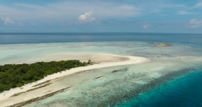있는 섬의 최고 전망.열대 풍경. 마타킹섬. 보르네오, 사바... 모래사장이 있는 열대 푸른 바다에 있는 섬의 최고 전망.열대 풍경. 마타킹섬.... 