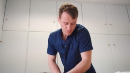 힐링을 위한 메디컬 마사지. 안마사, 치료사는 소파에 누워 있는 환자를 치료합니다. 치료, 치료, 절차. 무비클립, 동영상, 영상,HD 영상, HD... 